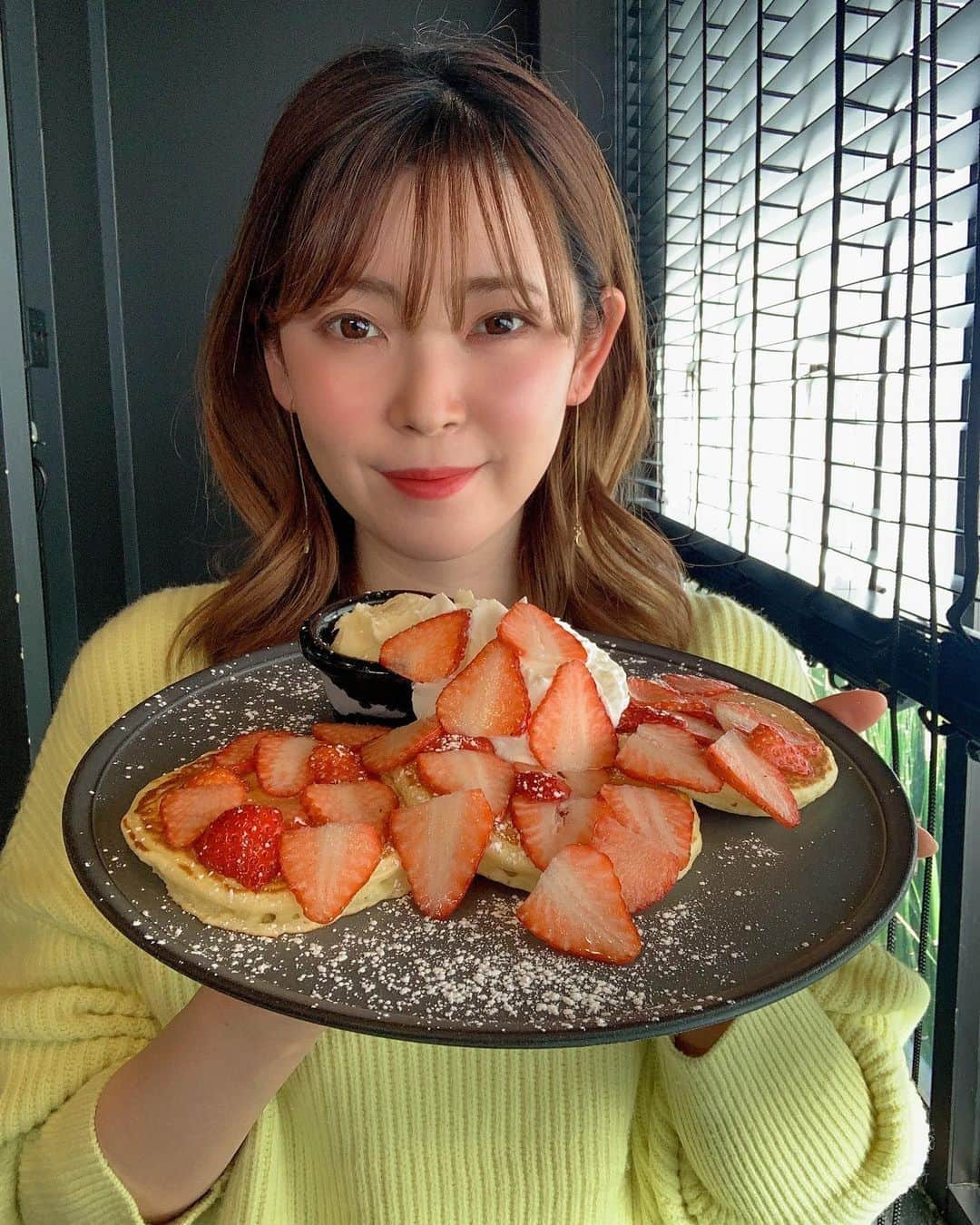 松本ルナのインスタグラム：「い！ち！ご！！🍓  この時期は、いちごがいっぱい🍓 夢もいっぱい！花粉もいっぱい！  大好きなパンケーキ屋さん♡ 行きつけになったじぇ〜✌︎うへへ  いちごでパンケーキ隠れちゃってるやないかーーい♡  #パンケーキ #パンケーキ好き  #奈良 #奈良カフェ #nara #narajapan  #カフェ巡り #カフェ巡り好きな人と繋がりたい  #いちご #いちごの季節 #🍓 #🍓🍓🍓  #贅沢 #贅沢な時間 #いちご好き  #いちご #イチゴ #🍓 #strawberry  #ひらがな #カタカナ #英語  #皆は  #どの書き方する　？」