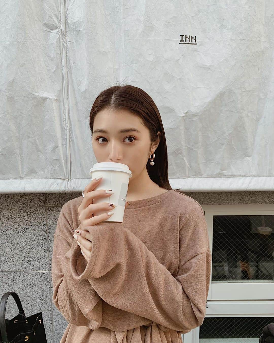 浪花ほのかのインスタグラム：「、 、 今日のコーデです♡♡ @tiare_closet のワンピース！！ ボトムもタグ付けしておきますね🤫  このワンピースはオールシーズン、夏以外は着まわせるアイテムなので、使いやすいと思います💭 ワンピースとしてもトップスとしてもボトム次第で使えます！！ Tiareのアカウントにて、着回し載せてるので見てみてください🖤  14日！明日までの予約販売なので、お早めにです♡♡」