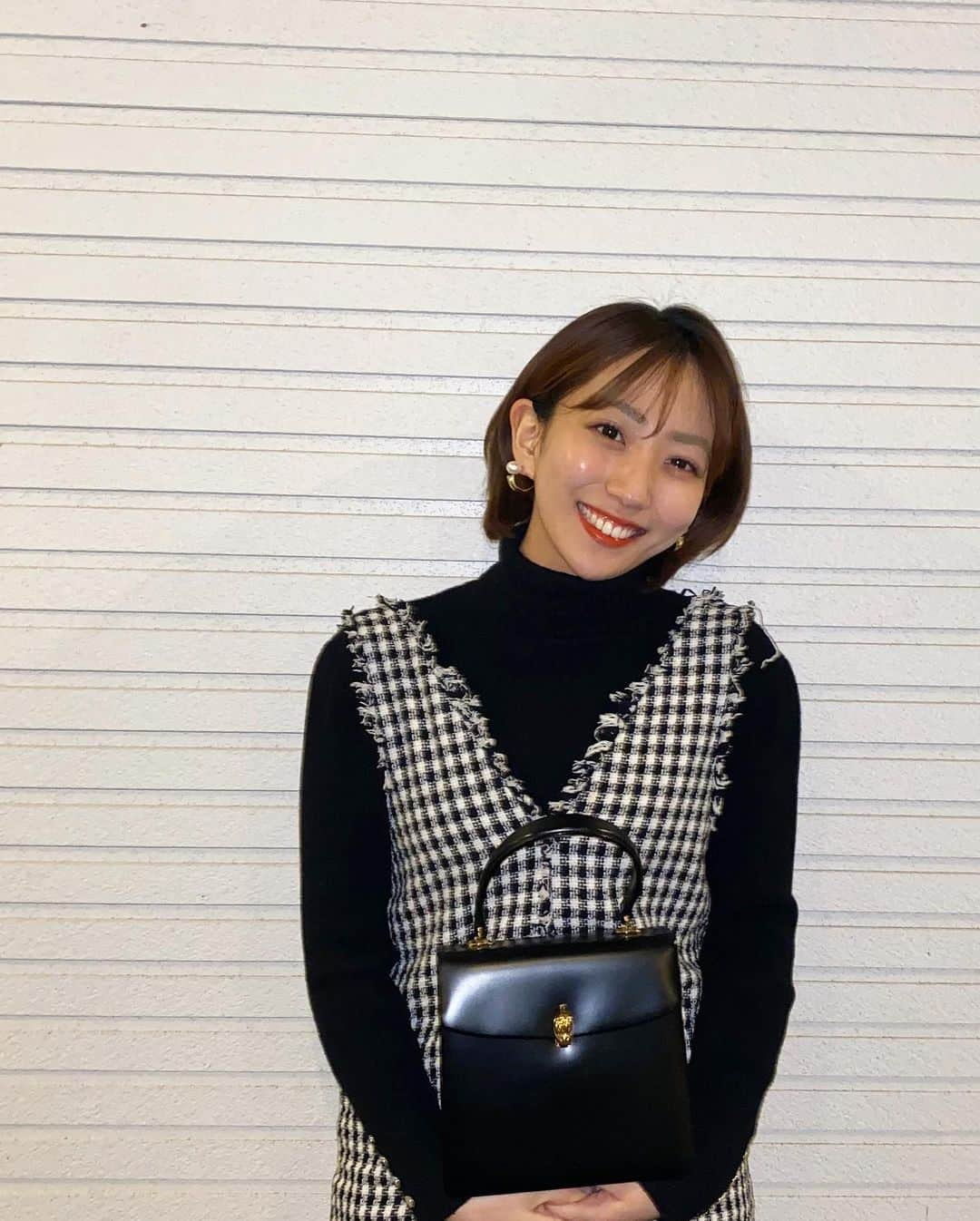 小川奏さんのインスタグラム写真 - (小川奏Instagram)「﻿ ﻿ おばあちゃんから譲り受けたバック✨﻿ 私好みです✌🏻﻿ ﻿ ﻿ 今日と明日の２回の投票となりました！﻿ 今日の投票まだの方お願いします！﻿ ﻿ 皆様の応援のお言葉一つ一つが本当に嬉しくて励まされております😁﻿ 予選突破して皆様と決勝に行きたい！﻿ ﻿  #ミスオブミス2021 #ミスオブミス #ミスコン #女子大生  #モノトーンコーデ #ファッション #ワンピース #千鳥柄 #zara #ショートヘア #ショートカット#ファッション好きな人と繋がりたい #タートルネック #タートルネックコーデ」2月13日 20時27分 - kana_missg2020