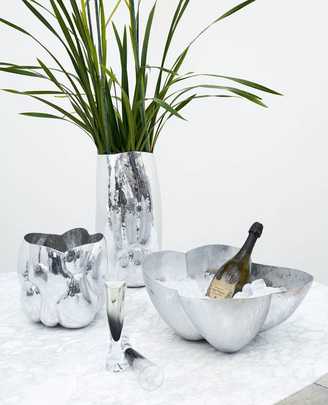 トム ディクソンのインスタグラム：「Generously proportioned and sculptural, our new CLOUD collection bridges the gap between extraordinary decoration and functional vases and serve ware.⁠」