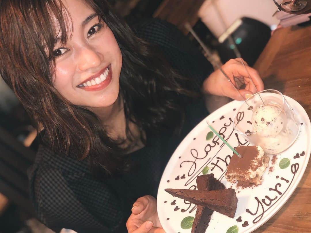 紺野ゆりのインスタグラム：「🎂 昨日誕生日を迎えました☆ 歳とるのは嬉しくないけど笑こうやってお祝いしてもらえると嬉しいなぁ🥂 コロナでなかなかゆっくり会えないけど、感謝感謝です🥺💕 引き続きよろしきお願いします🥰  #birthday#212」