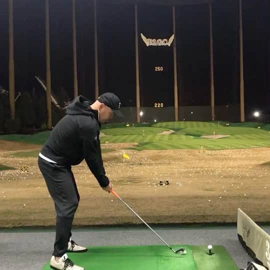小田幸平のインスタグラム：「今日はフクとポートアイランドゴルフクラブに行ってきました❗️ゴルフやっぱり最高⛳️練習嫌いやけど練習しないと上手くならんな❗️継続は疲れる🥵力なりでした。#ポートアイランドゴルフ倶楽部#ゴルフ練習場#三菱重工west#読売ジャイアンツ#中日ドラゴンズ#休日#楽しかった」