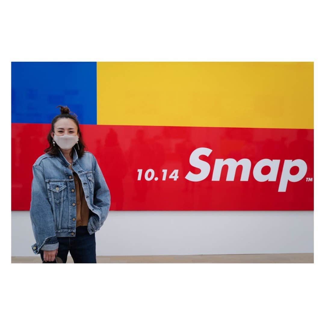 土井地恵理子のインスタグラム：「・ #佐藤可士和展   とにかくSMAPが見たかった！ 全部持ってる、SMAPのアートワーク。 いろんな想いが湧き上がって 嬉しいの、懐かしいの。。😭 #スマヲタ  日々よく見るデザインは彼のものである事が多いというくらい 日本は彼に支えられてる。  とはいえ私にとってはやはりSMAP！  #佐藤可士和展 #SMAP #個人的にはGIFTofSMAPのアートワークも好きです #何故か最近のはなかった #まだまだあるよ可士和デザインSMAP #かなり偏った展示会報告w」