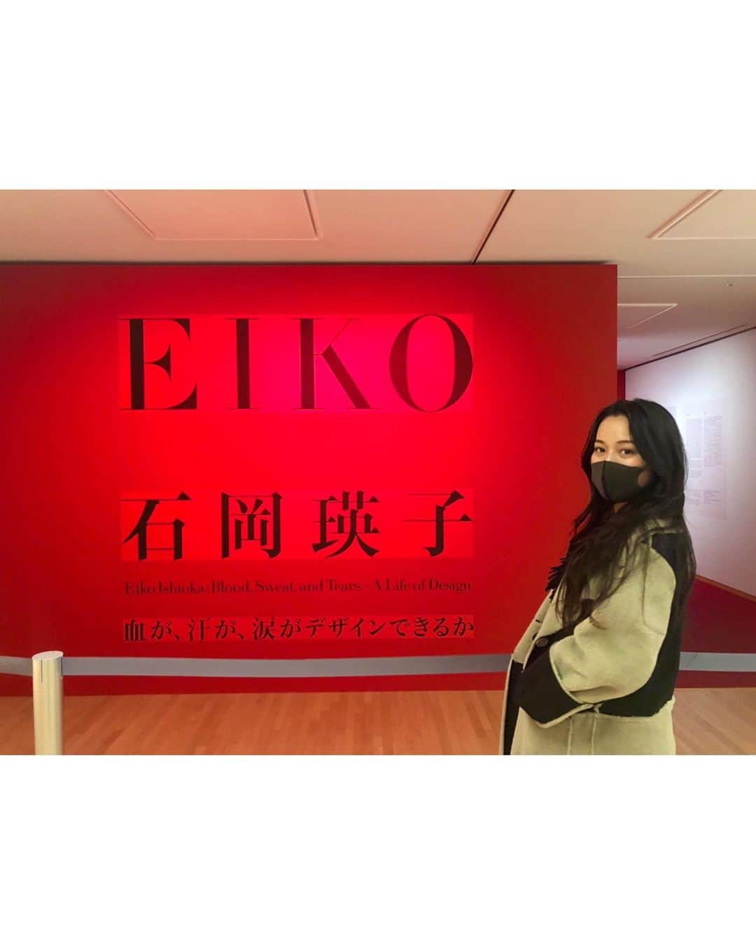 北川富紀子さんのインスタグラム写真 - (北川富紀子Instagram)「Inspired by Eiko Ishioka.. Her philosophy was super "STRONG".  3hours is not enough to admire her works. Actually I needed 2hours for waiting buying the ticket.. I didn't have much time watching the other exhibition of "invisible powers" haha . . . . とにかくボリューミーな展示会でインスパイアされまくって6時間滞在でも全然足りなかった！😇 . . ⏳チケット購入までに90分 . ⏳入場までに30分 . ⏳瑛子展 制覇に2時間30分 . ⏳透明な力展 駆け足で30分 . . . もう一度ゆっくり観たいけど明日で終わりなのが残念！ . とにかく脳内へのインパクトが半端なくて、終わる頃には目がとれるかと思うぐらいドッと疲れが… . . とはいえ、力強い女性アーティストにバシバシ背中を押された感覚で、物凄く良かったです。 . . . #明日最終日 #開館前から並ぶことをおすすめします . . #museumofcontemporaryart  #museum #museumlover  #eikoishioka #alifeofdesign  #invisiblepowers #architecture  #東京現代美術館  #美術館 #石岡瑛子展 #石岡瑛子 #透明な力たち展 #透明な力たち」2月13日 20時22分 - tokiko_kitagawa_