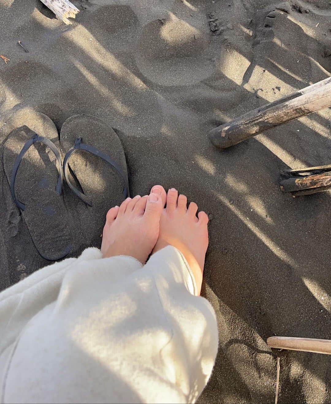 栗山遥さんのインスタグラム写真 - (栗山遥Instagram)「とっても気持ちの良い日♡ 久しぶりに良い波でサーフィンできて、 風もなくて、浮いているだけで幸せだった🌹 一年中自然を肌で触れられて、関われることが本当に嬉しい 美しい日をありがとう🌹🤍」2月13日 20時28分 - harukakuriyama