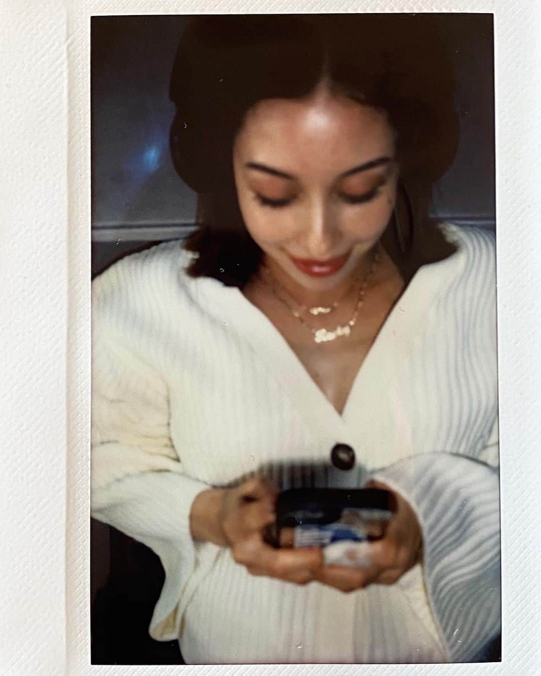 BENIのインスタグラム：「At home in my zone!! Good headphones are so therapeutic💭  限られたひとり時間、 私はお家でもヘッドホン派 爆音に浸かりたい時も 集中したい時、無音でも最近使ってるのがBang & Olufsen の Beoplay H95モデル。 いい音は最高なセラピー🤤」