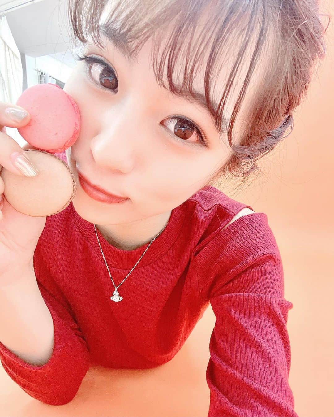 絹野志朋のインスタグラム：「. 久しぶりにお菓子手作り中〜🍪 焼いてるときの甘い香りが大好き🥰  今日はバレンタイン作るのに 集中させてもらいますね…🤭💗  ということで本日の夜の投稿は バレンタインにちなんだ オフショットたちをどどんっ🍫❤︎ . . #バレンタイン #バレンタイン手作り  #バレンタインレシピ #手作りお菓子  #バレンタインチョコ #手作りチョコ  #バレンタインスイーツ  #バレンタインチョコレート博覧会」