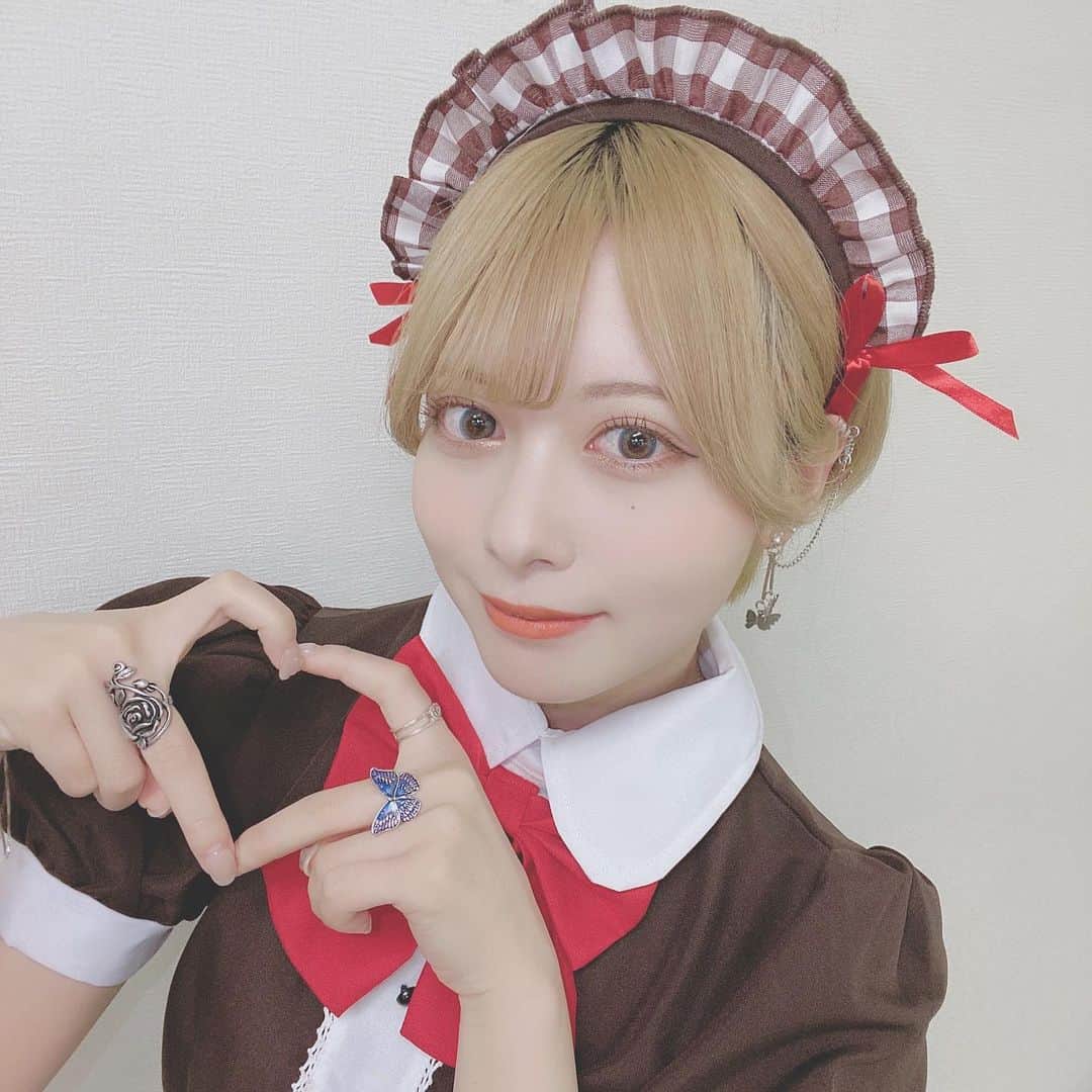 のインスタグラム：「チョコレートは「めい」じ。  #バレンタイン #valentine #メイド #ショートヘア #ショートカット #ハイトーン」