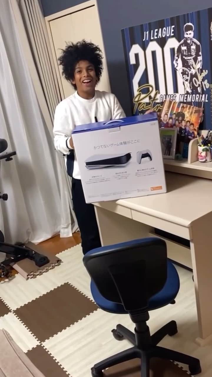 パトリックのインスタグラム：「息子がプレゼントを気に入ってくれました。最初に勉強を頑張って、その後になんでも好きな遊びをしてほしい！でも最後にはとても幸せそうでした！ @felipe.salomao09   Meu filho não gostou muito do presente!! Quero  primeiro incentiva ele a  estudar depois poder brincar fazer coisas que gosta!! Mais no final ele ficou muito feliz!!」