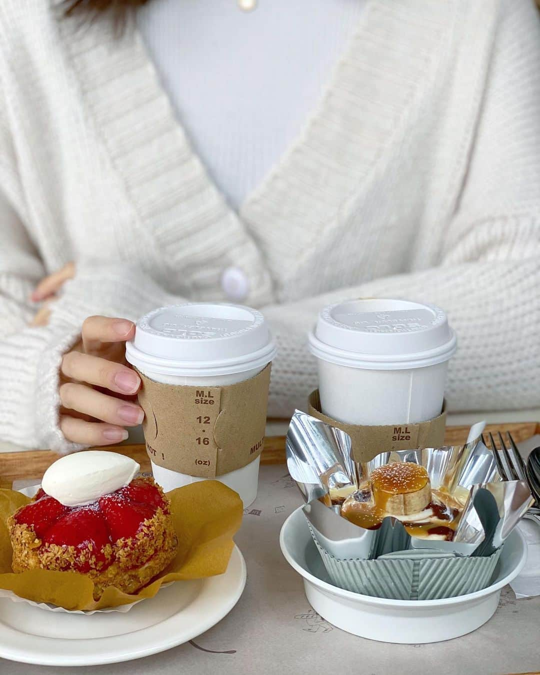 得あゆさんのインスタグラム写真 - (得あゆInstagram)「いちごのシーズン🍓は 頭おかしいくらいいちごたべる🍓 そろそろ飽きてきたので デコポンにシフトします♡笑 ・ ・ ・ ・ ・ ・ ・ ・ ・ カーディガン　@spicaglow 🤍🤍🤍 1000円引きのクーポンコード → fsg11 ・ ・ ・ ・ ・ ・ ・ ・ ・ ・ ・ ・ ・ ・ ・ ・ #いちご#いちご狩り#テラス#カフェ#カフェ巡り#ニットコーデ#冬服#カーディガン#ニット#お洒落#インスタ映え#カメラ女子#デート#大人可愛い#大人カジュアル#オトナ女子#コーヒー#ケーキ屋さん#イチゴ#イチゴタルト#苺#苺スイーツ#春コーデ#knit#cardigan#whitedress#cafestagram #spicaglow#spicaglowstyle」2月13日 20時30分 - tokuayu819