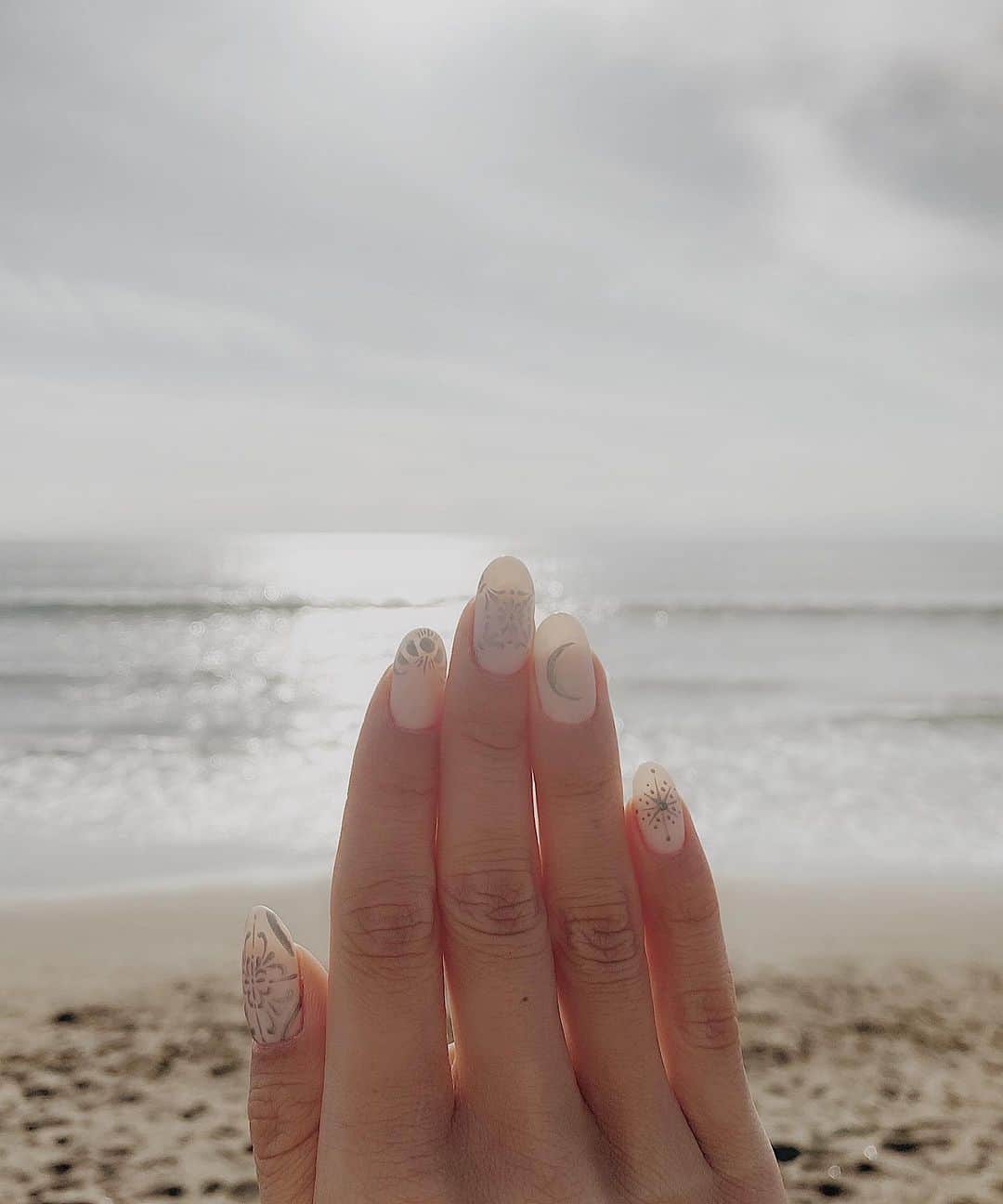 KONDOUMIYUのインスタグラム：「．  #newnail 🚿  乳白色ベースにシルバーで アートネイルしたら 一気に冬っぽくなった ✌🏽❄️  そろそろ暖かくなるし 次は春っぽくしよっと 🤍  ．」