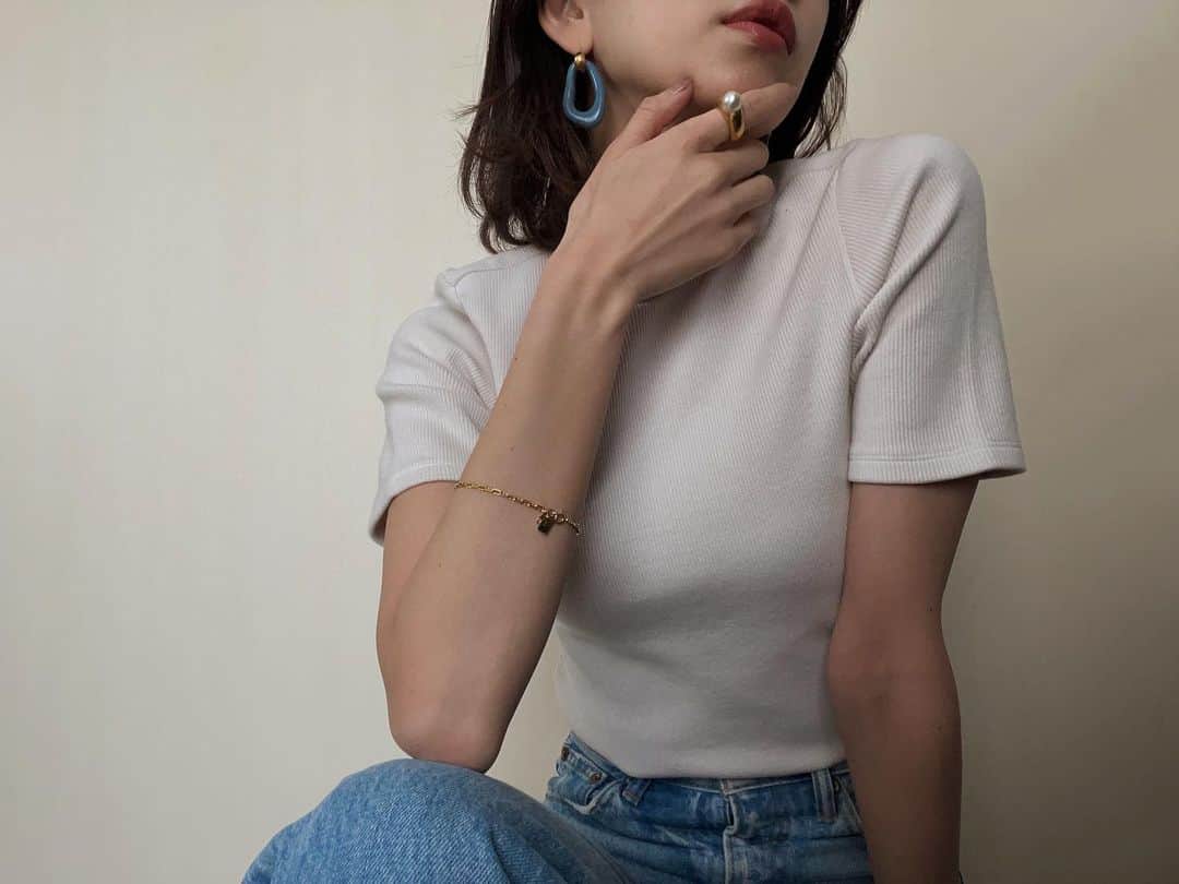 のインスタグラム：「白×デニムに映えるアクセサリー✨ リングはパールと別で もう一つすんごい可愛いの出来ちゃった〜！！ 今、最終の仕上げをかけてもらっているから 完成が楽しみで仕方ない😆 #accessory」