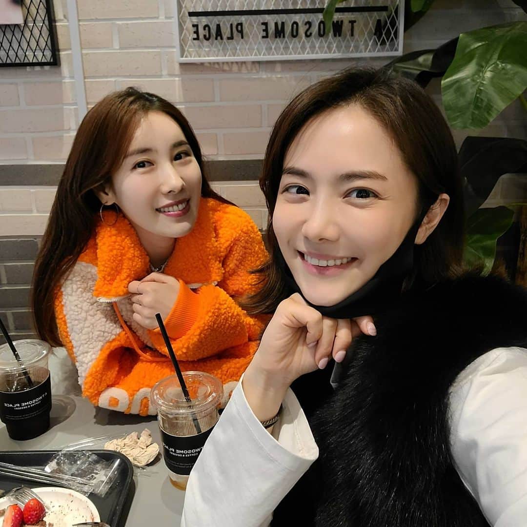 ユ・ハナのインスタグラム：「옛날얘기만해도 하루가 부족한데 현재의 이야기도 미래의 이야기도 꽤 한참을  나누는 사이가 되어버렸다.  기특하고 대견한 아이, 미정이의 인생도 #주미 의 인생도 이젠 내가 더 많이 응원하께♡ @vvvvjumi」