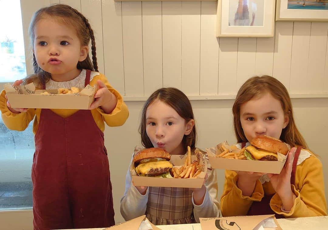 ピーチフラワーのインスタグラム：「· 今日はダディが日本一美味しい!と絶賛している【The BEACH BURGER HOUSE】に行ってきました。 ※すみません。動画なしです😅 · ハンバーガーを食べる!と張り切っていたのにメニューを見てフライドカラマリの写真に一目惚れしたYukiはどんなにハンバーガーを勧めても迷いはありません! カラマリが何なのか知らないにも関わらず「これ!」と力強く、何度でもフライドカラマリ（イカリング?）の写真を指差していました。 「これスクイッドだよ。イカだよ。」とMomoとHanaに説得されても気持ちは変わらなかったので、Yukiはフライドカラマリ、MomoとHanaはチーズバーガー、ダディはダブルチーズバーガー、マミーはアボカドバーガーを注文しました。 · ダディもマミーも心変わりしたYukiにハンバーガー(しかもパティだけ)をシェアする覚悟をしていたんですが、Yukiはアツアツのフライドカラマリをハフハフ言いながら美味しそうに食べていました。 · みんなに1個ずつフライドカラマリをくれた優しいYukiでしたが、あまりの美味しさにみんなに「もう1個!」とお願いされるハメになってしまいました。 特にイカ大好きのHanaはあまりの美味しさに叫んでいました。そして自分のフライドポテト1本とフライドカラマリを交換してもらい2個目ゲットに成功しました。 その後、3個目を狙うHanaは再度フライドポテトと交換を試みますが、ポテト1本とのトレードはするべきではないと気が付いたYukiにきっぱりと断られていました😁 · · #thebeachburgerhouse #ハンバーガー #フライドカラマリ #美味しくてみんな速完食 #三姉妹 #ピーチフラワー」