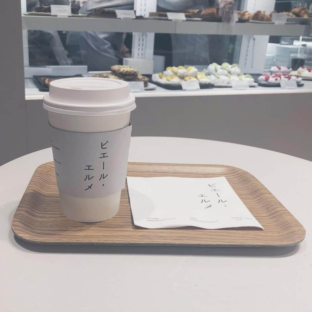 新保里歩さんのインスタグラム写真 - (新保里歩Instagram)「ピエールエルメのカフェ☕️ ずっと寄ってみたかったんだけどこの間はじめて立ち寄りました☺︎  次は絶対スイーツも食べたい☺️ 美味しそうだったなぁ🥺  #ピエールエルメ  #ピエールエルメカフェ  #pierreherme  #pierrehermé  #pierrehermejapan  #pierrehermecafe」2月13日 20時40分 - riho_shinbo0714