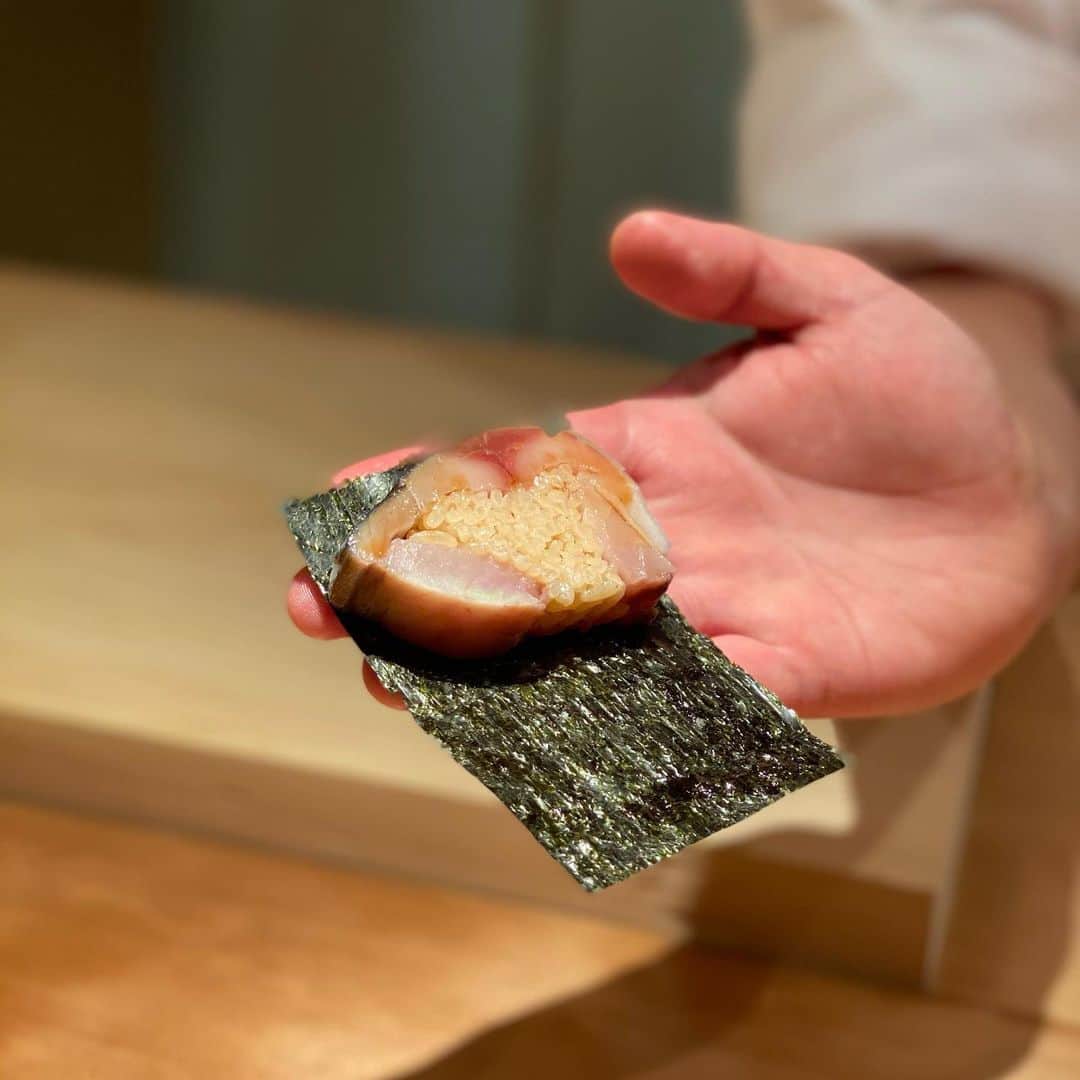 ImotoEtsuyo さんのインスタグラム写真 - (ImotoEtsuyo Instagram)「先月13日にオープンしたばかりの　 西麻布　鮨やま田さんへ。  関西の有名店で修行された 大将の丁寧な仕事で つくられた旬の食材を使ったおつまみと握の お任せコース つまみの間に握りが入るスタイルのコース。 赤酢のシャリはふわふわ。  白子とウニが特に美味しかった♩  今の所は 18時スタートの一回転のみ。　  カウンター7席の隠れ家的な店。 オープンしたばかりで穴場かも。 予約困難店になりそう…  美味しく頂きました。 @sushi.yamada.nishiazabu  #鮨やま田 #鮨 #寿司 #Sushi #優しい寿司 #西麻布グルメ #西麻布 #新店 #東京グルメ  ご馳走さまでした。」2月13日 20時41分 - bisuhada