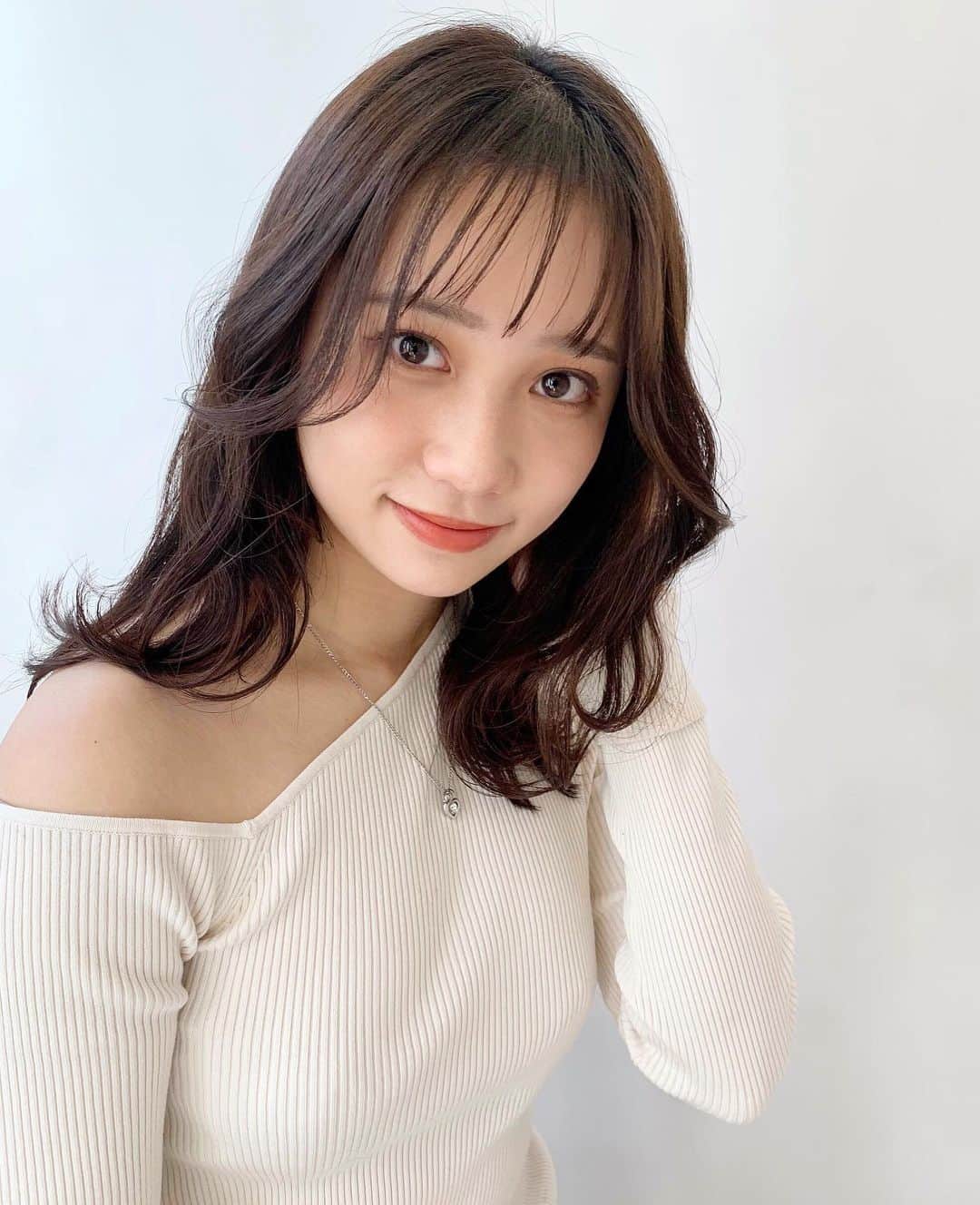 生形由佳のインスタグラム：「こんばんは🌝  明日はバレンタインですね〜♡  チョコ欲しいですね🥰  バレンタインデーは毎年チョコレートを食べすぎてしまいます🤤  #バレンタイン  #valentine  #ヘアアレンジ #ヘアスタイリング #ヘアカラー #ミディアムヘア #ヘアメイク #ヘアモデル #サロンモデル #ヘアスタイル #いいね #ヘアトリートメント #トリートメント #チョコレート #チョコ #valentines」
