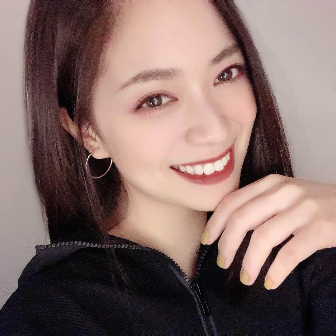 山田佳奈実のインスタグラム：「明日はバレンタイン🍫❤️  という事で ピンクを使ってメイクをしてみました💄  ピンクを目元に使うときはしっかりブラウンなどの締め色を目尻に入れないと、腫れているだけの目元になってしまうので注意です！　　  バレンタインなので アイラインもブラウンのアイシャドウを使って細めのブラシで引きました  リップは真っピンクよりも 少し深みのある色を使った方が 大人っぽく、チョコレートっぽくなるのでおすすめ🍫  チークは オレンジと目元に使ったピンク（②の色）を混ぜて使いました〜！  どのコスメでも似た色を使えば このメイクは簡単に出来るので、是非真似してみてね🦋  #CANCHANMAKE #バレンタイン#バレンタインメイク#バレンタインチョコ#垢抜けメイク#ピンクメイク#メイク#メイク講座 #囲みメイク #メイクアップ#コスメ好きさんと繋がりたい #メイク好きな人と繋がりたい #メイク方法  #イヤリング#プチプラ#映えコスメ#アイメイク#艶感メイク#カラコンなしメイク #アイシャドウパレット#大人メイク#前髪なしアレンジ #メイク裏技#白シャツ女子#リング#紫グロス#ブラウンリップ#イエローネイル #ストレートヘア #山田佳奈実」