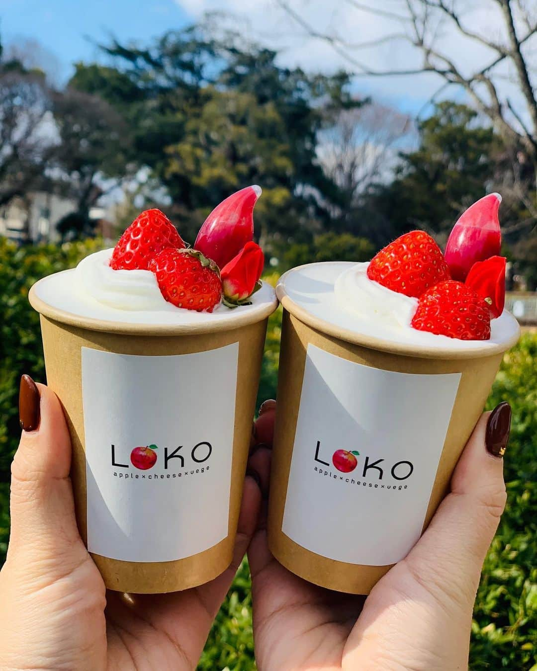 あいちの甘いやつさんのインスタグラム写真 - (あいちの甘いやつInstagram)「東区の大通り沿いにあるitalian cafe LOKOさんに行ってきた🙌🏻✨  スイーツのテイクアウトもできるということで❤︎ ショーケースには綺麗で可愛いスイーツがいっぱい🥰  LOKOショートケーキ🍰と一目惚れしたLOKOりんご飴をお持ち帰り✨  お天気がいい日には近くの公園で食べるのもまたいい☀️  最初はそのまま🍓半分くらい食べたらスポイトのイチゴソースをかけて味変☺️🍓 これまた酸味があって美味しい✨  りんご飴も小ぶりで食べやすいサイズ✨  全てが可愛いすぎたぁー😍  #名古屋カフェ #名古屋カフェ部 #あまなび #名古屋インスタ交流会 #インスタグルメアワード2021 #genic_sweets #インスタグルメショー #グルメディア #trevary #nagoya_style #イタリアンカフェロコ」2月13日 20時46分 - asuka_nagoya