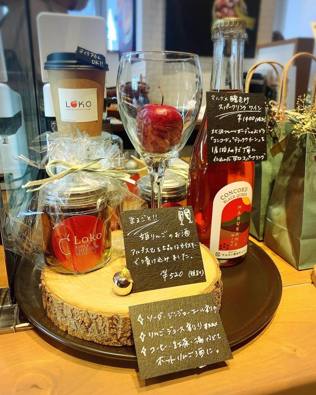 あいちの甘いやつさんのインスタグラム写真 - (あいちの甘いやつInstagram)「東区の大通り沿いにあるitalian cafe LOKOさんに行ってきた🙌🏻✨  スイーツのテイクアウトもできるということで❤︎ ショーケースには綺麗で可愛いスイーツがいっぱい🥰  LOKOショートケーキ🍰と一目惚れしたLOKOりんご飴をお持ち帰り✨  お天気がいい日には近くの公園で食べるのもまたいい☀️  最初はそのまま🍓半分くらい食べたらスポイトのイチゴソースをかけて味変☺️🍓 これまた酸味があって美味しい✨  りんご飴も小ぶりで食べやすいサイズ✨  全てが可愛いすぎたぁー😍  #名古屋カフェ #名古屋カフェ部 #あまなび #名古屋インスタ交流会 #インスタグルメアワード2021 #genic_sweets #インスタグルメショー #グルメディア #trevary #nagoya_style #イタリアンカフェロコ」2月13日 20時46分 - asuka_nagoya