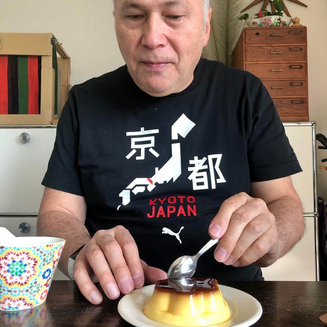 池田有希子のインスタグラム：「モーリーが唯一自分でお皿に盛れる料理、プッチンプリンを嬉しそうに食べています。  #ぷっちんプリン　#グリコぷっちんプリン #大好物 #ご褒美スイーツ」