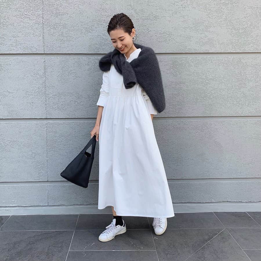Hiromi Ｍaedaのインスタグラム：「お気に入りのワンピを着回し♡ スニーカーでカジュアルに👟 ・ ・ だんだん暖かくなってきて嬉しいな‼︎💛 ・ ・ dress @romile_official × @ayuyunyun accessory @seadsmara shoes @adidas #stansmith」