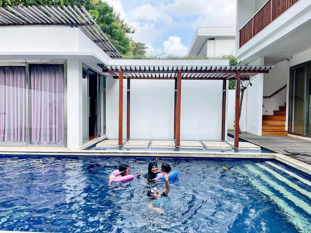 Shireen Sungkarさんのインスタグラム写真 - (Shireen SungkarInstagram)「Gaya hawa sama dek sya berenang pake ban dan adam dengan gaya pura pura tenggelem karena tau di foto 🙂🥲😂   Btw ini waktu di  @kharmavillas ❤️」2月13日 20時52分 - shireensungkar