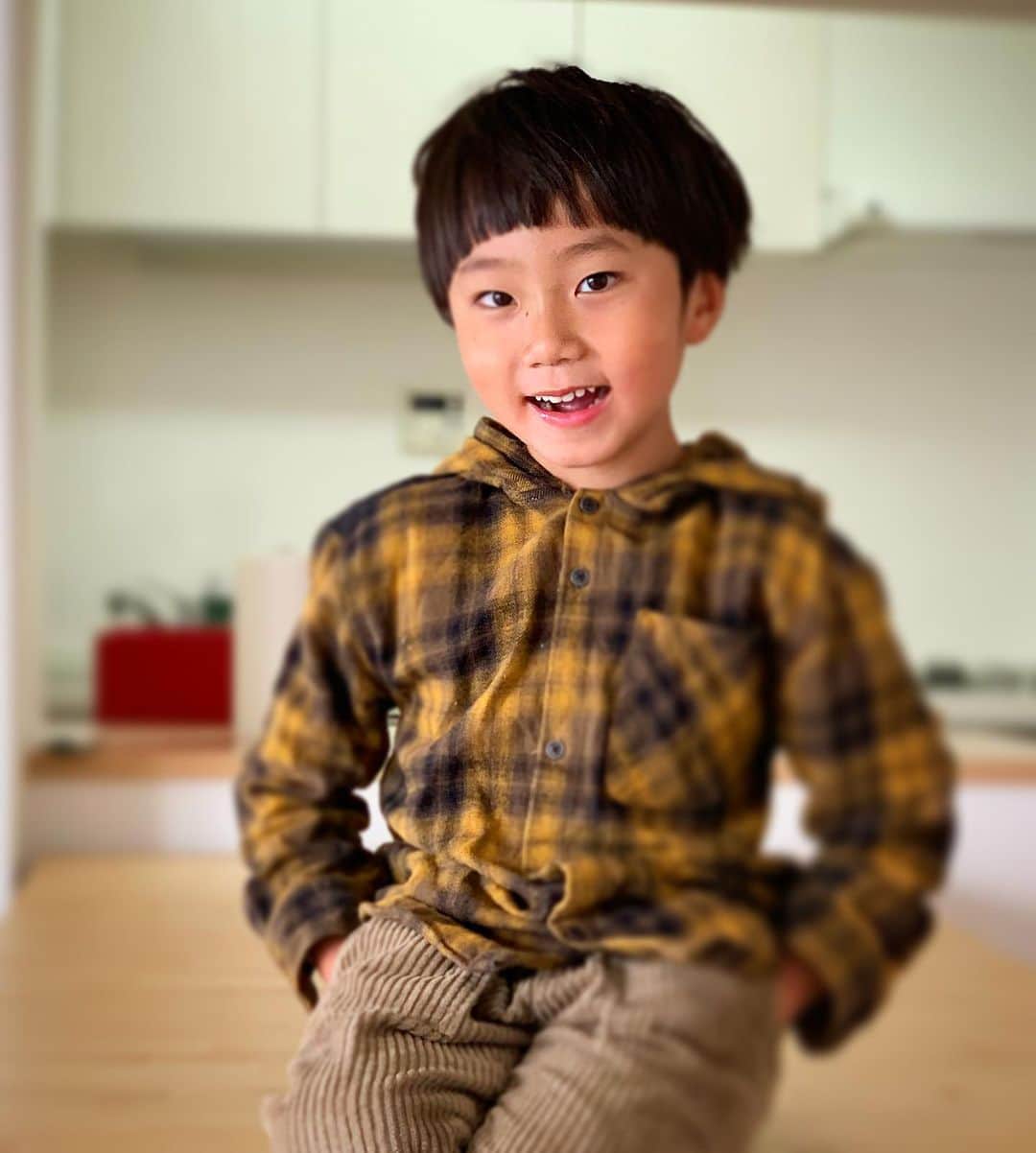 藪木健太郎のインスタグラム：「6年間住んだ家から引越した。 息子が生まれてから ずっと3人でご飯を食べてたテーブルとお別れということで記念写真。 なんかカッコつけるようになってきた。 初めてこの家に来た日はあんなに小さかったのに(^^)」