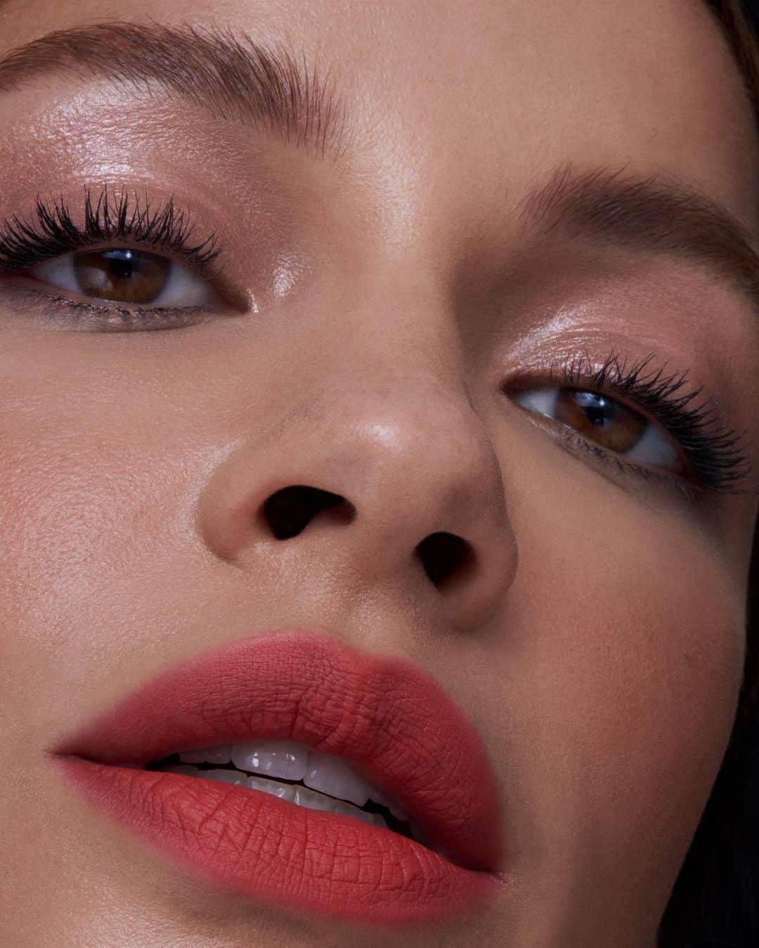NARSさんのインスタグラム写真 - (NARSInstagram)「“I love playing with soft textures. You can create beautiful dimension.” —François Nars, Founder & Creative Director  Photographer: @diegoserres Artistry: NARS Lead Artist @rafaellacrepaldi   Get the look: Air Matte Lip Color in Knockout Air Matte Blush in Gasp Eyeshadow Quad in Orgasm  Illuminator in Orgasm」2月14日 7時48分 - narsissist