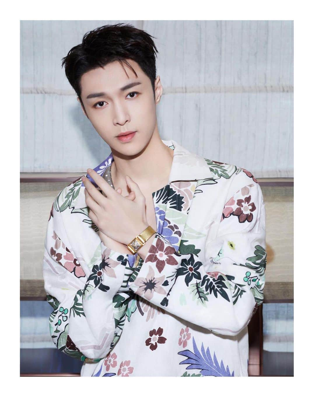 Valentinoさんのインスタグラム写真 - (ValentinoInstagram)「Brand Ambassador @layzhang was photographed in a floral print look from #ValentinoDiary by Creative Director @pppiccioli.」2月14日 6時14分 - maisonvalentino