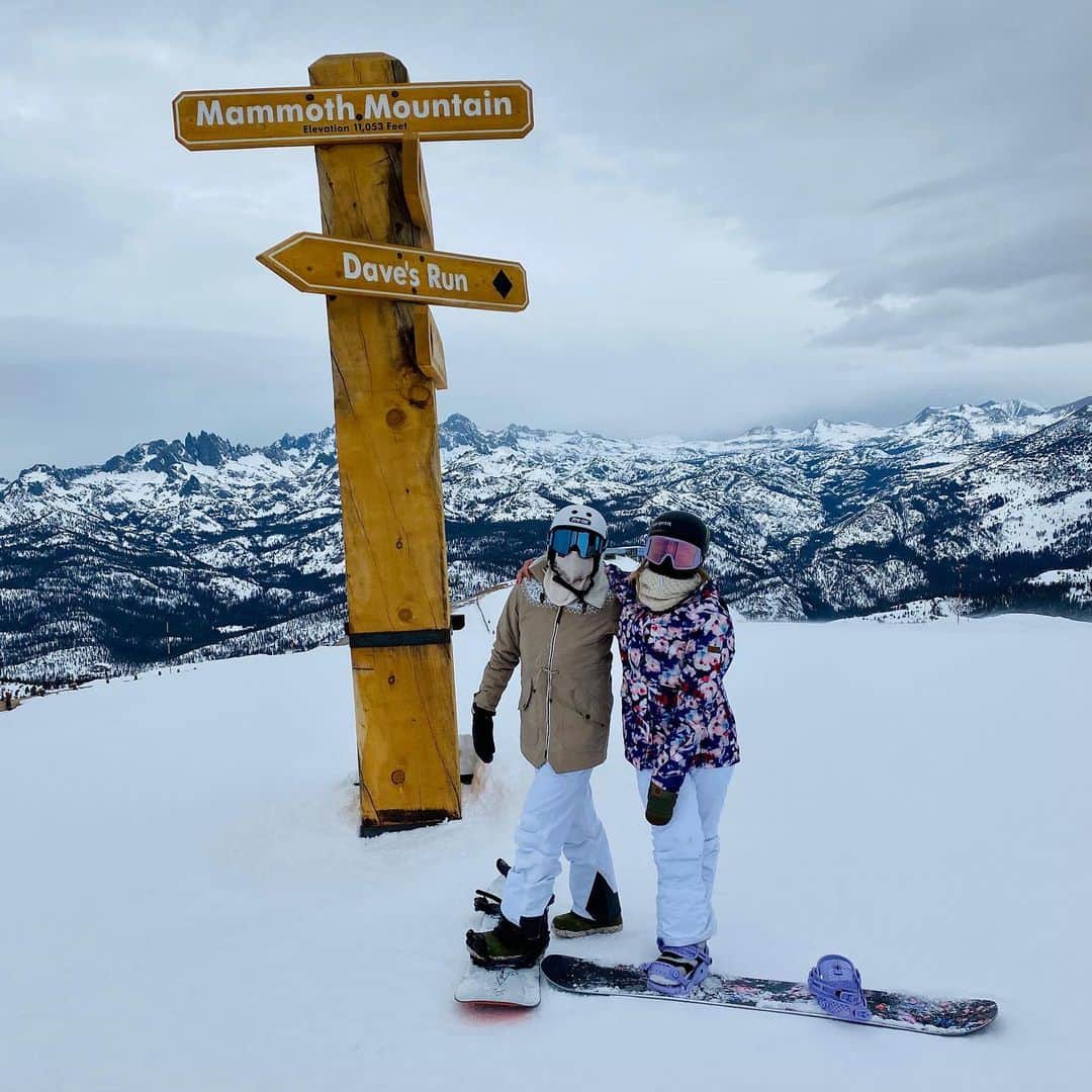 ジョーディン・バラットのインスタグラム：「super fun few days snowboarding up in Mammoth!! trying to figure this snow stuff out still😂 lucky to have the best teacher 🧡 @chloekim」