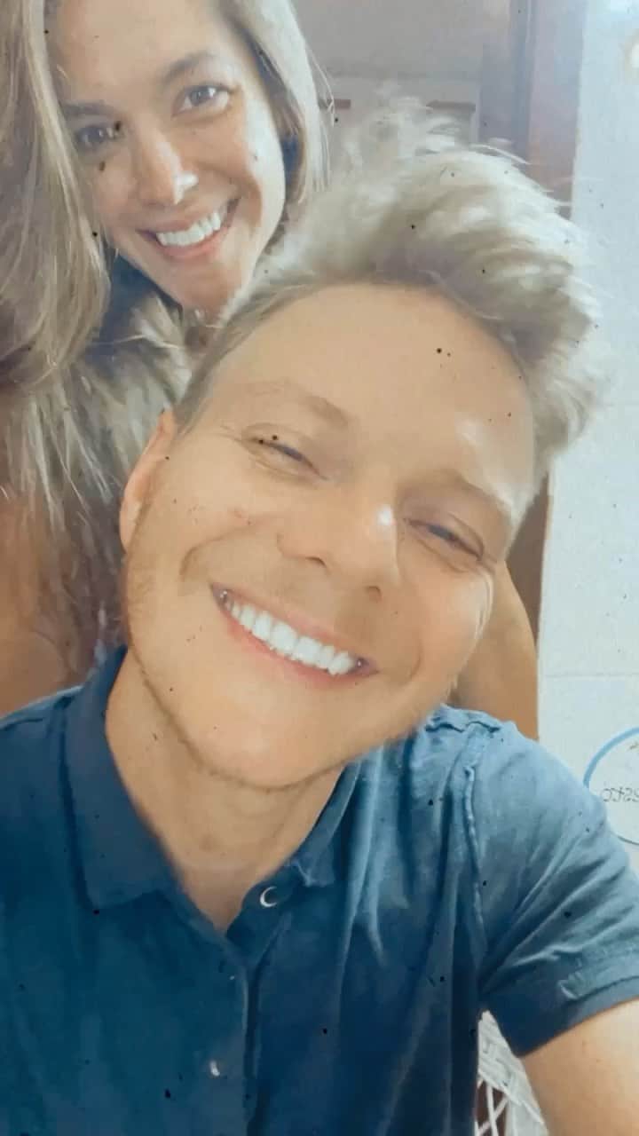 ミシェル・テロのインスタグラム：「Dá uns perrengue, dá um desespero, a gente fica nervoso, (ela, na verdade) e sempre dá certo.   Mais um corte aqui em casa. E a @tatafersoza arrebentou.   Tomamos a um susto, que coloquei a máquina 4 ao invés da 12. E quase acabei com tudo na primeira maquinada.  O clima ficou pesado, rsrs, mas conseguimos acertar a minha m...  Curtiram o cabelinho na régua?」