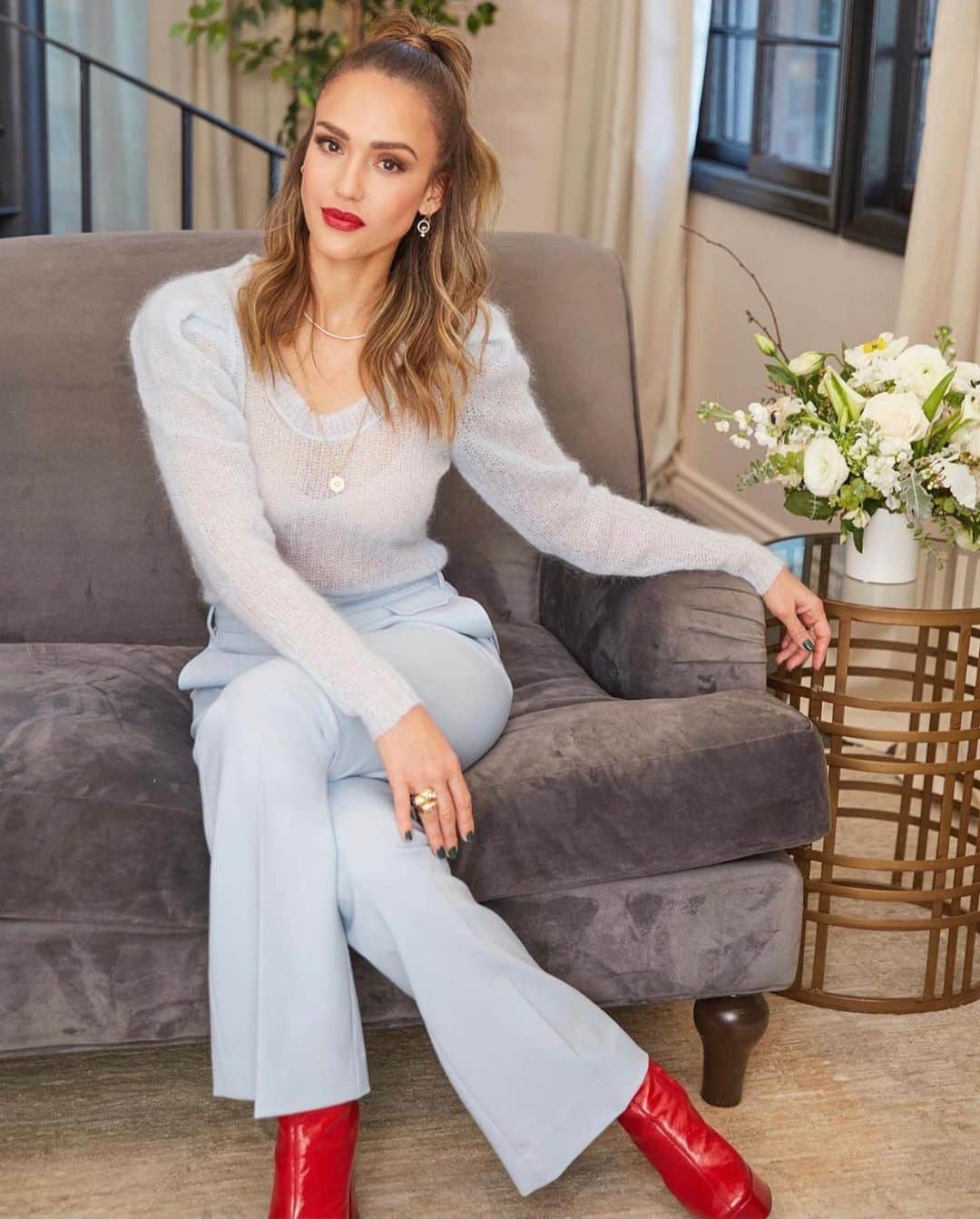 ソフィー・ロペスのインスタグラム：「Happy Galentines! 👯‍♀️ A little style & beauty inspo for your Virtual Gals Night with the wonderful #JessicaAlba & @honest_beauty ❤️」