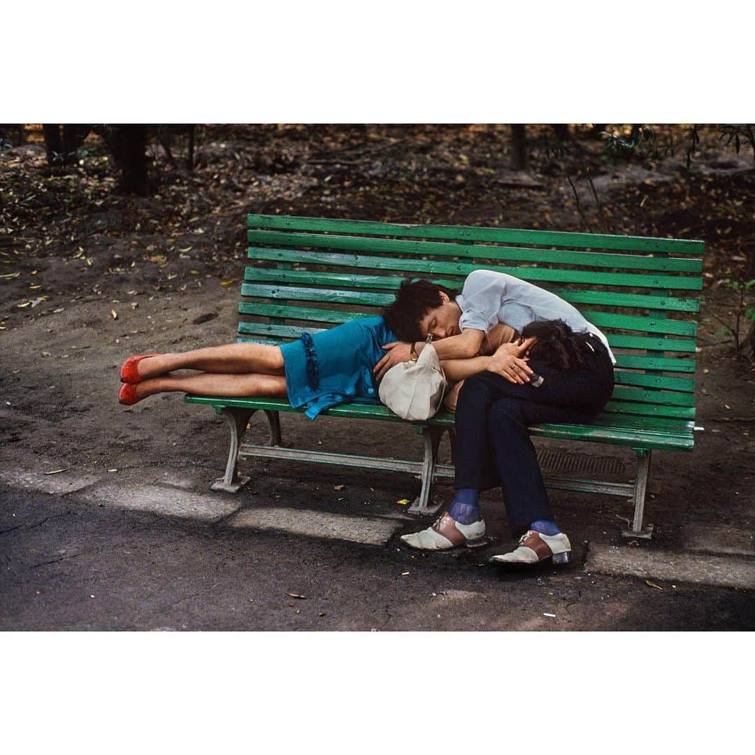 スティーブ・マカリーさんのインスタグラム写真 - (スティーブ・マカリーInstagram)「Couple on a park bench in #Shanghai, #China, 1989.  #SteveMcCurry」2月14日 6時24分 - stevemccurryofficial