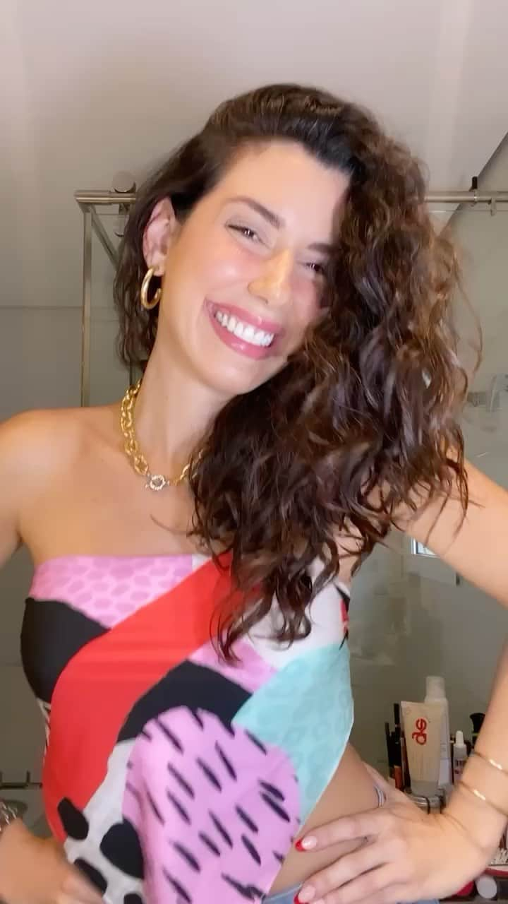 Garotas Estupidasのインスタグラム：「A essa hora ano passado a gente tava como né? ✌🏻😂 fazendo tutorial é que não era! Kkk mas aqui vai o passo a passo da finalização de cabelo ondulado modelando com camiseta (!!) super fácil e fica lindo!   1- lave com shampoo e máscara @gebeauty Beauty  2- Com o cabelo beeem molhado (tipo pingando) aplique o leave in com algumas gotas do booster definicao (eu uso umas 7)  3- Escove as mechas de cabelo dividindo em fitas (a famosa #fitagem!)  4- E amasse BEMM os fios com uma camiseta de algodão! Pq? Pq o algodão diminui o frizz! A toalha gera muito atrito  nos fios!  5- Deixe secar naturalmente e aproveite seu cabelo bem lindão!! 😍😍  Todos os produtos disponíveis em www.gebeauty.com.br   ❤️ Uma homenagem a minha musa @elbaramalho e já pensando no carnaval de 2022!!」