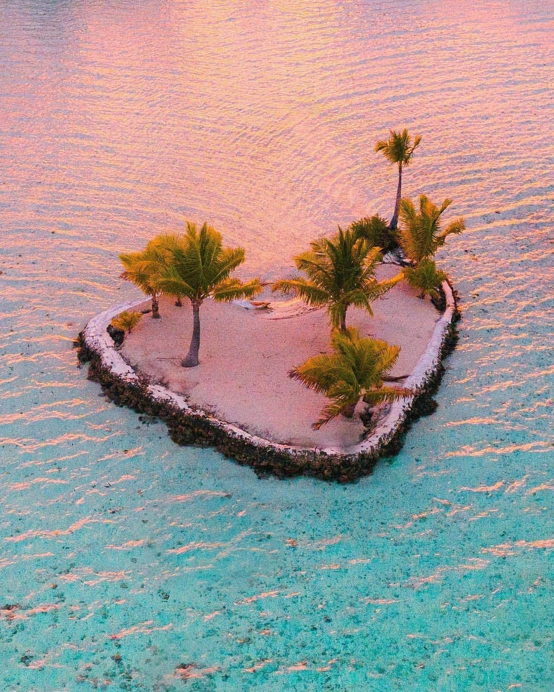 BEAUTIFUL DESTINATIONSさんのインスタグラム写真 - (BEAUTIFUL DESTINATIONSInstagram)「Love can be found in the most unexpected places. 🏝 Have you ever seen a heart-shaped island? 💗  This pristine island can be found in French Polynesia, a tropical lover’s dream comprised of 118 islands. Though the country is closing its borders to all tourists, it doesn’t hurt to daydream about this piece of paradise—and to look forward to future travels in it.  Tell us about your favorite romantic destinations! 😍   📸 @erubes1 📍 French Polynesia」2月14日 6時40分 - beautifuldestinations