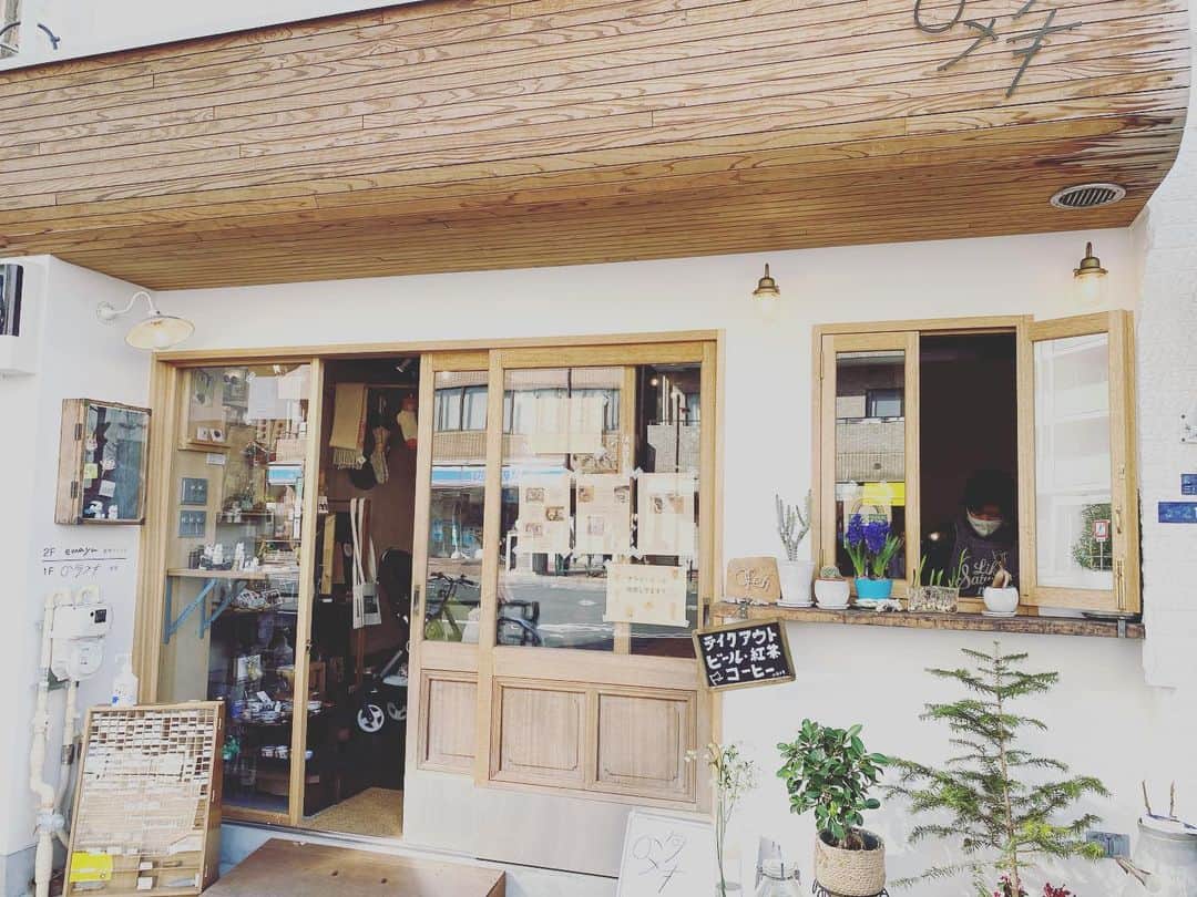 広崎うらんのインスタグラム：「ハタメキ 清澄白河にあるお友達の江間ちゃんが作ったカフェ☕️清澄庭園を望める気持ちの良い場所にあり、美味しい料理を作る太田ちゃんがキッチンに立つ姿が窓から見える🥰場所が分かったから、今度ゆっくりお茶しに来る💖#石岡瑛子展 帰りに路上で偶然会ったベースのウッチーにもお店紹介😊  @hatameki.kiyosumi  #清澄白河 #清澄白河カフェ #ハタメキ #アンティーク」