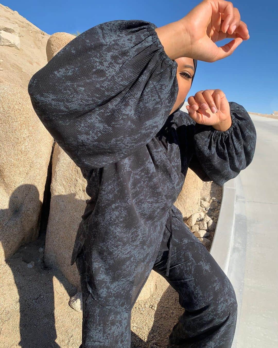 イブテハージ・ムハンマドのインスタグラム：「it’s the sleeves for me @louellashop」