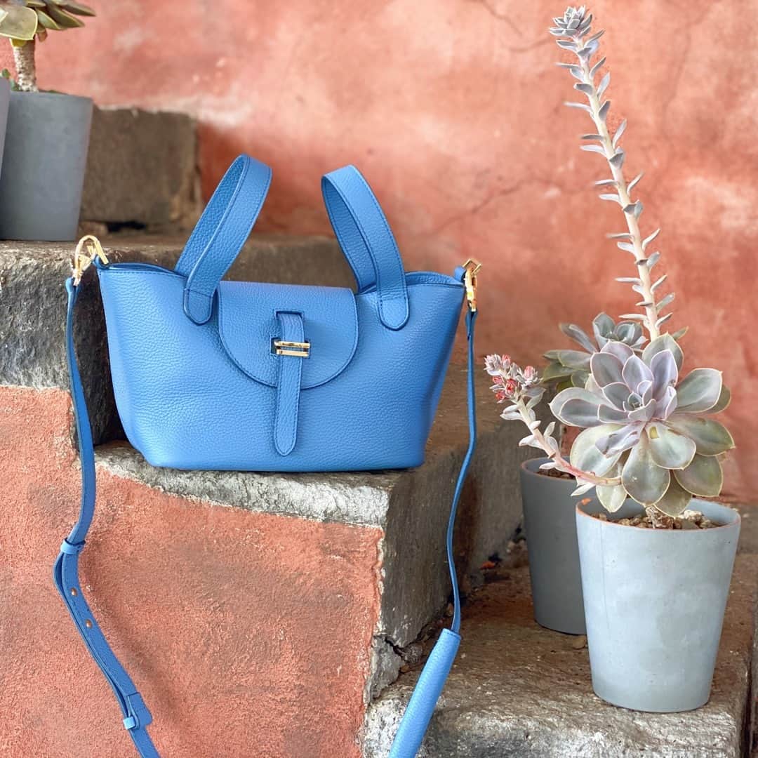 メリメロのインスタグラム：「Sitting Pretty our new Blue Thela bag! Add it to your collection 🎯🎯⠀⠀⠀⠀⠀⠀⠀⠀⠀ ⠀⠀⠀⠀⠀⠀⠀⠀⠀  #melimelo #melimelobags #style #bag #bags #s #classicbag #classic #wardrobestaple #madeinitaly #timeless #a #understated #itbag」