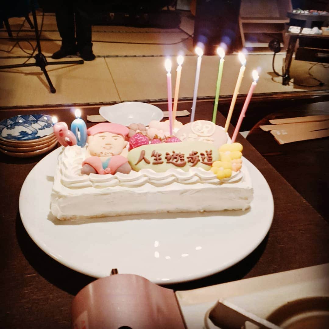 松本隆博のインスタグラム：「。 道の途中のメンバーが僕の 誕生日＆還暦祝いをしてくれ ました。気が付いたw寝込んで で、朝起きたら…キレイな光 とプレゼントに囲まれてて、、 あ～幸せすぎて死んだ？ と思いました。(^ ^)まじ。  本当ありがとう！♪♪  ～人生遊歩道～」