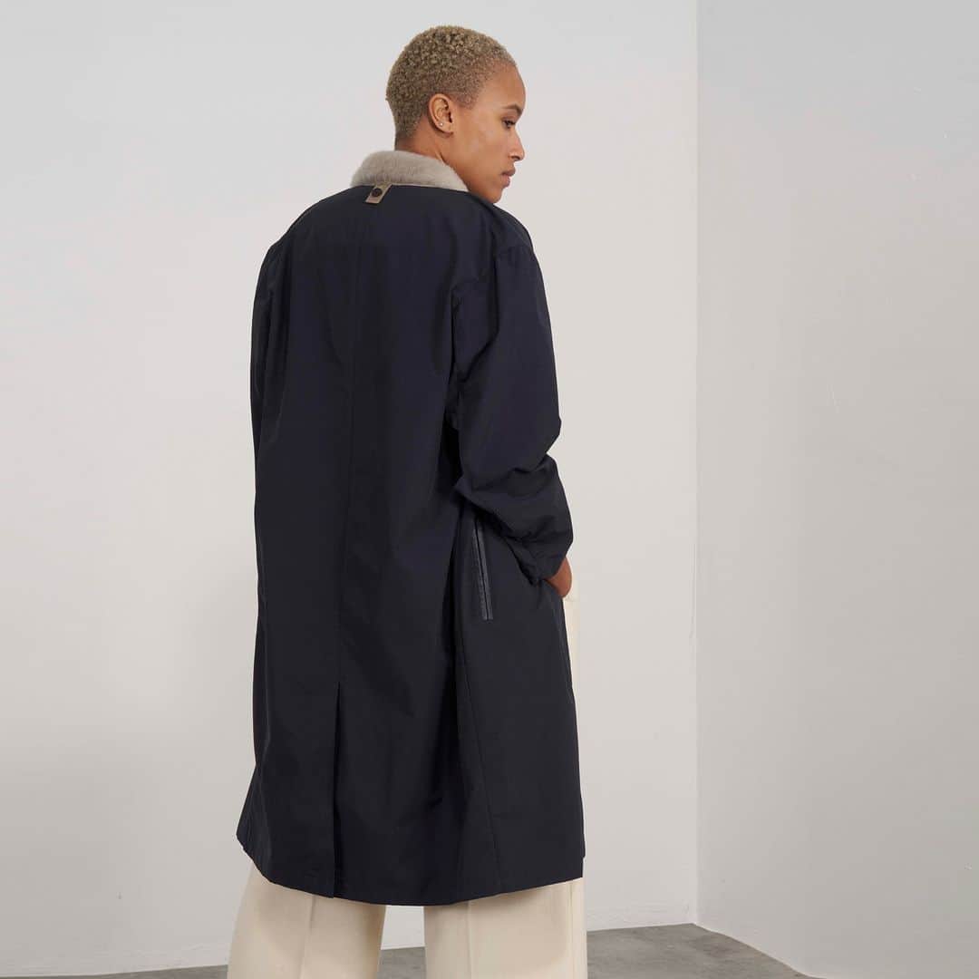 カールドノヒューのインスタグラム：「KD2 Concept AW21 - Detachability⁠ Ink nylon coat with back neck branded KD button and worn with our Elderflower shearling liner and back neck tag. Perfectly designed to make the two contemporary layers connect comfortably and stylishly.⁠ ⁠ Wholesale enquires:⁠ ⁠ Japan⁠ Fumiya Uesugi⁠ E: uesugi@showroom-session.co.jp⁠ ⁠ USA⁠ Lisa Natt & Janet Cohen⁠ E: lisa@solasr.com⁠ E: janet@solasr.com⁠ ⁠ UK & Rest or the world⁠ Zania Allai⁠ E: zania@karldonoghue.com⁠ ⁠ #detachability #luxuryfashion #protection #KD2concept  #traditionalprocesses #autumnwinter2021⁠ #shearling #leather #nylon #showerproof #handcrafted #madeinengland #botanicalcityscape」