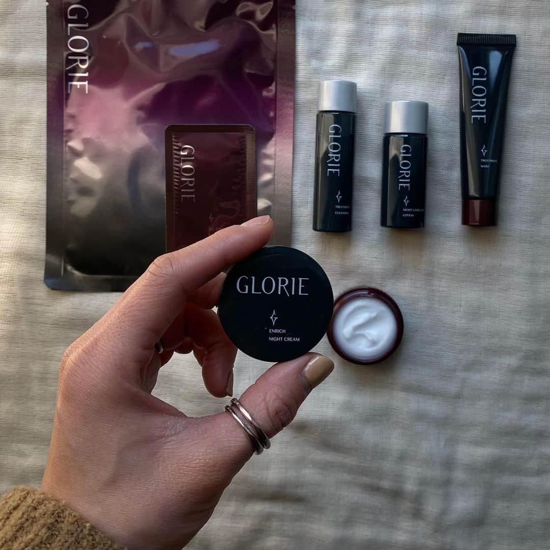 長谷川あやのインスタグラム：「🟤🟤🟤#glorie #グロリエ#GLORIE#スキンケア#基礎化粧品#スキンケア#化粧水#美容液#ツヤ肌 ・ ・ ・ 最近仲間入りした  @glorie.official のスターターセット🙋‍♀️ ・ 界面活性剤を使わずメイクOFFから お手入れの最後まで スキンケアできるセットなんです✨ ・ ナイトクリームにはビタミンC含有量の多い キウイエキスが使われているので 美肌をサポートしてくれるのも嬉しい👏 ・ ☑︎医師が選ぶおすすめのトリートメントクレンジング部門 ☑︎肌に悩む女性が選ぶトリートメントクレンジング部門 ☑︎肌の変化が期待できるトリートメントクレンジング部門 3冠を達成しているのだとか👀👑 ・ マスク生活でお肌の調子が なかなか整わなかったりするので スキンケアには力を入れていきたいです😌💭」