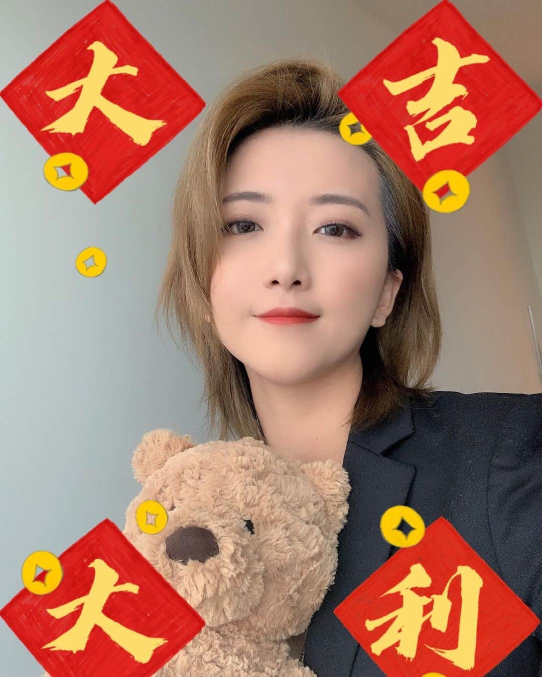 徐玥のインスタグラム：「May this new year be filled with happiness, prosperity, and many precious moments with your loved ones. Happy Chinese New Year 2021!  #Happy lunar new year 🧧 #春节快乐」