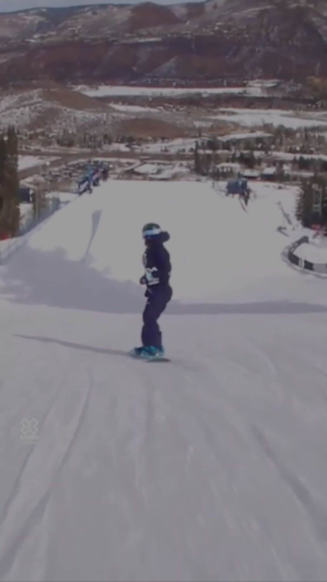 ジェイミー・アンダーソンのインスタグラム：「Here is my winning run from @xgames slopestyle 💙   Random fact; I didn’t  land this run at all in practice! Had a really hard time figuring out the course, even had a little melt down on the full moon the night before to my bf @tyler_nicholson , he was so sweet trying to help me out and I was just crying thinking there is no way I’m gonna pull it together! 🤣 I guess I was just waiting for the finals to kick off! Sometimes I ride well under pressure, sometimes I don’t! Ebb and flow of life... 😂🙏✨💙 #jafreespirit #jalivingthedream #xgames」