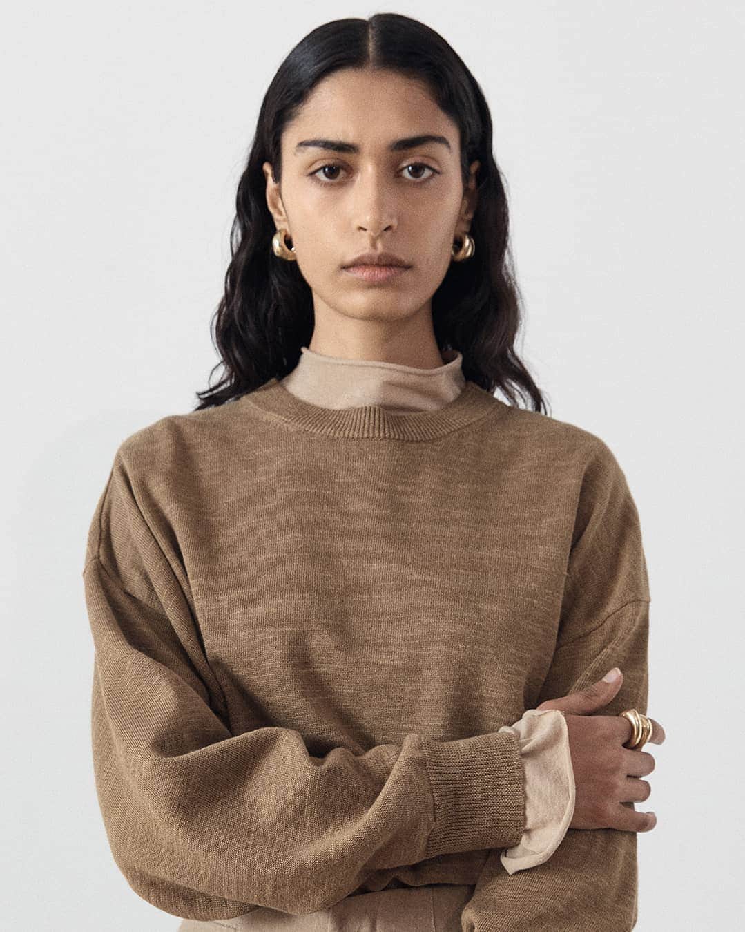ベイシークのインスタグラム：「weekend wear. ​ the cotton linen oversized knit refreshed in seasonal shade, tan. pre collection 21 knitwear now available in-store and online. ​  #bassike​」