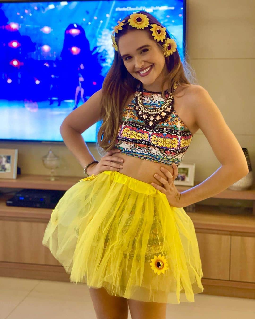 のインスタグラム：「Na avenida?  Não. 🥺 No trio? Tbm não..😢 Em casa? Sim!😭  Carnavalizando a vida?  SEMPREEEE🤪💖🎊」