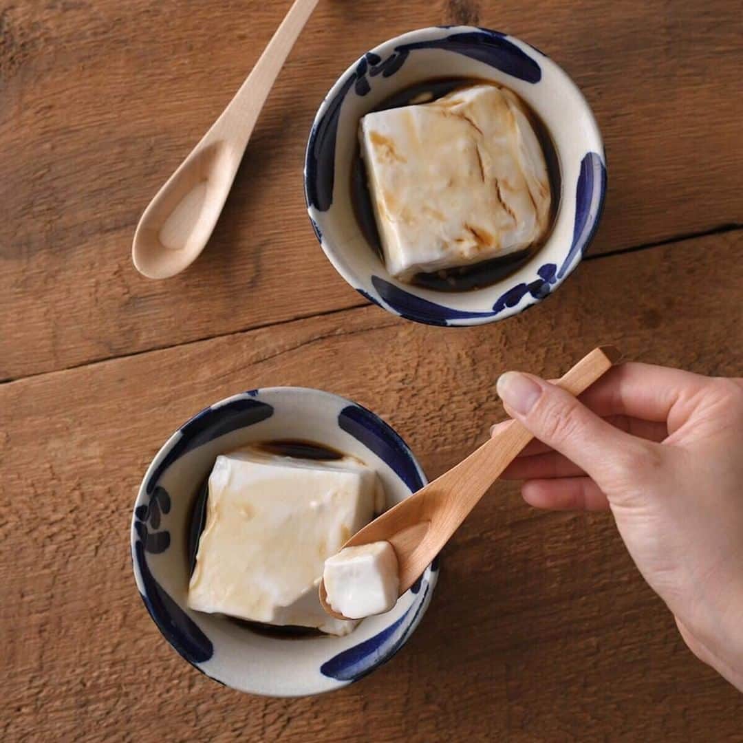 Komerco-コメルコ-さんのインスタグラム写真 - (Komerco-コメルコ-Instagram)「. 軽くて、小さくて、薄い。 口当たりを考え抜いて生まれた優しい木製スプーンです。  小さいけれど、しっかりすくえるのがポイント。 チャーハンや杏仁豆腐も美味しく召し上がっていただけます🎶  作り手のこだわりと木の温もりを感じてみませんか🌳  ------------------------------- mihataya／花びらスプーン/メープル https://komer.co/products/8DfLbHuOBFmlsgBKoQRn  ▷こちらの作品はKomercoアプリとWebサイトでクリエイターから直接ご購入いただけます。 ホーム画面の検索窓で「mihataya」と検索してください🔎  ▷Web版はプロフィールリンクから📲 @komerco_official  ▷iOS版アプリのダウンロードはAppStoreにて「Komerco」または「コメルコ」と検索🔎 -------------------------------  #komerco #コメルコ #cookpad #クックパッド #komercoごはん #料理をもっと楽しく #おうちごはんを楽しもう #おうちごはん #instafood #foodpic #cookinglove #手しごと #komercoクラフト #クラフト #手作り #一点物 #mihataya #福岡県 #糸島市 #スプーン #メープル #木製 #デザート #アイスクリーム  #アイス」2月14日 7時30分 - komerco_official