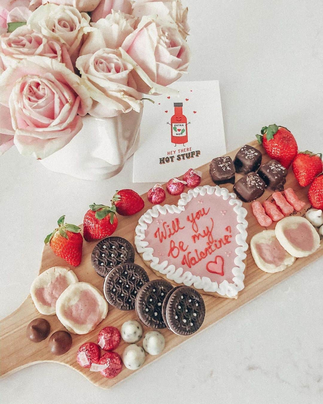 のインスタグラム：「A little Valentine’s charcuterie with some of @nealjolly favourite sweet treats 😍 so fun to make and nibble on! Hope you all have a cozy night 💕 Details linked here: http://liketk.it/38j6g @liketoknow.it #liketkit #LTKVDay #StayHomeWithLTK #LTKhome #valentinescharcuterie #valentinecookies #jollyabode #valentinesweekend」