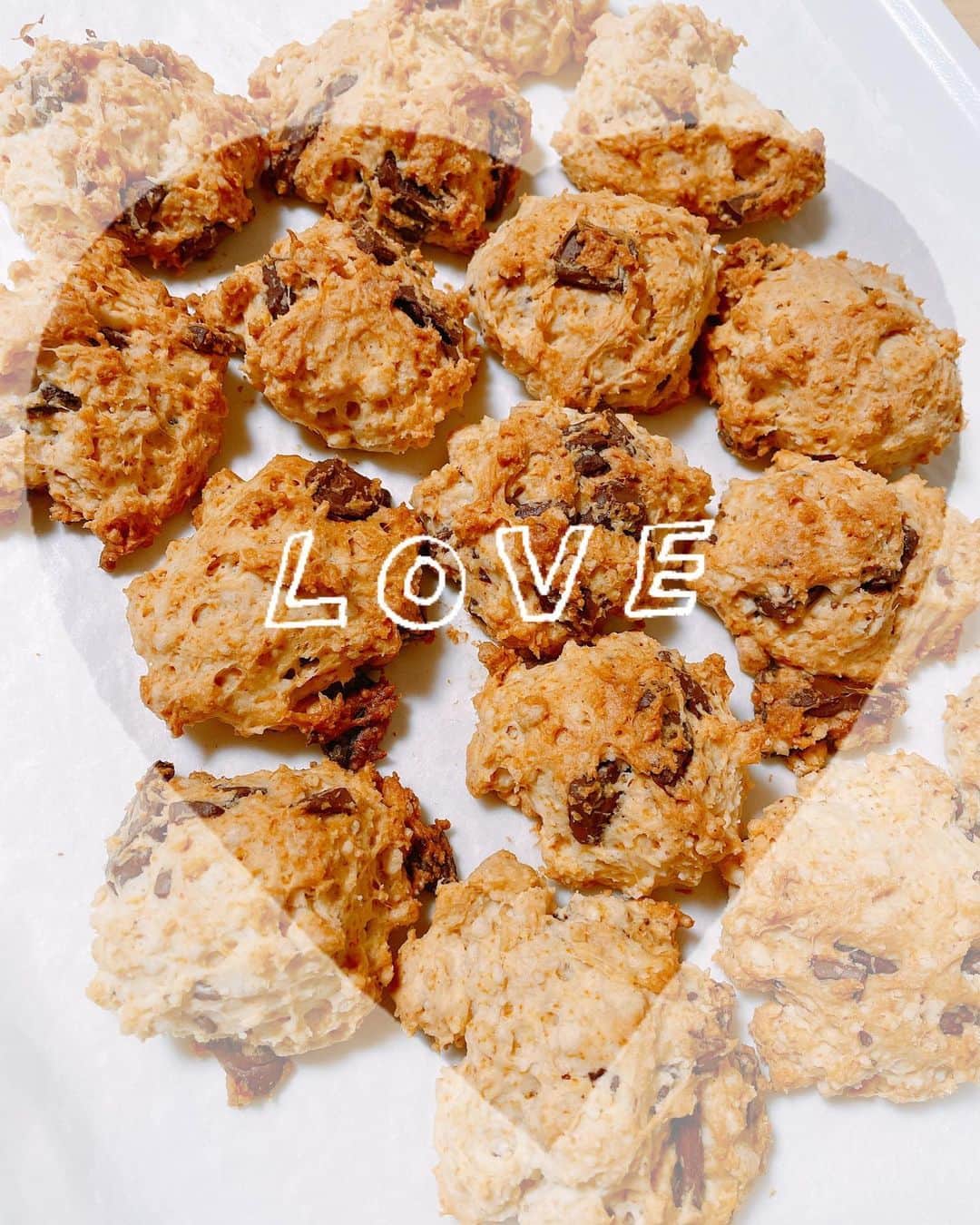 池田彩のインスタグラム：「Happy Valentine♡ チョコクッキーと、ガトーショコラ焼きました٩꒰ ˘ ³˘꒱۶~♡  ガトーショコラ、見た目はビミョーやけど、味は濃厚で結構美味しかった🎶 隠れ家カフェ系にありそう٩꒰๑• ³•๑꒱۶  #valentine #chococookies #chocolatecake #gâteau  #2月14日 #ふんどしの日」
