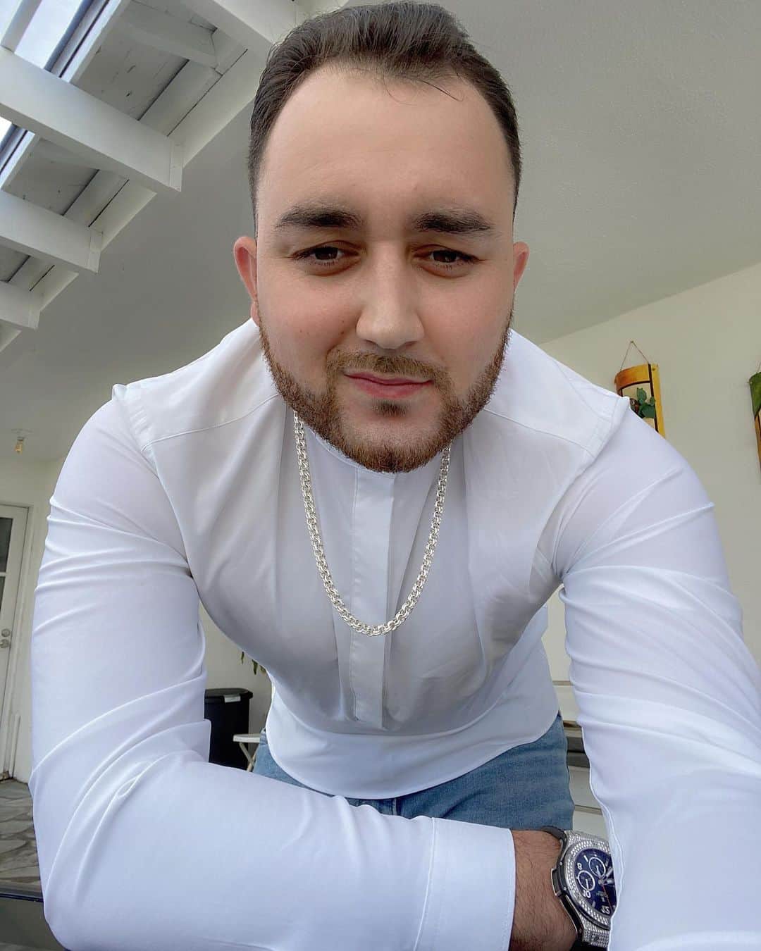 ケビン・オーティズのインスタグラム：「Tengan un excelente día bendiciones para todos 🙏🏻🙈😊」